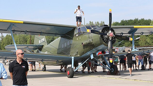 Aerokluby a piloti v pátek dopoledne rozmístili 49 provozuschopných letadel na záložním armádním letišti Líně u Plzně na protest proti úvahám o jeho zrušení. (5. 8. 2022)