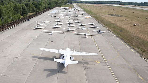 Aerokluby a piloti v ptek dopoledne rozmstili 49 provozuschopnch letadel na zlonm armdnm letiti Ln u Plzn na protest proti vahm o jeho zruen. (5. srpna 2022)