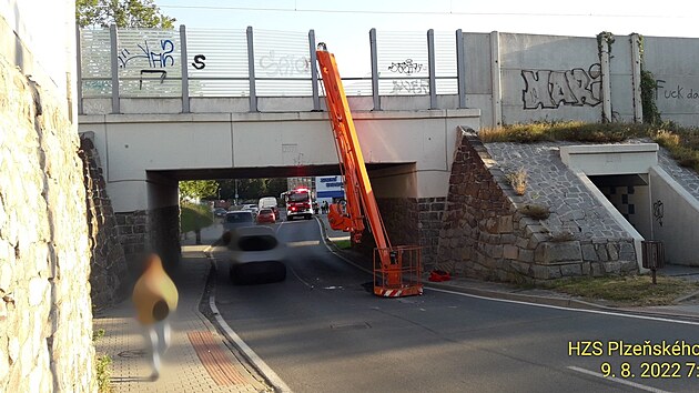 Auto s vysunutou plošinou nezvládlo projet pod mostem v Rokycanech a plošina se utrhla.