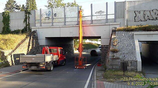 Auto s vysunutou ploinou nezvldlo projet pod mostem v Rokycanech a ploina se utrhla.