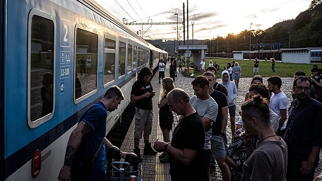 Kvůli poruše na vedení uvízli 7. srpna 2022 cestující na hlavním železničním koridoru v České Třebové.