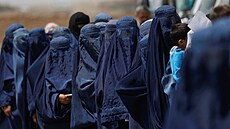 Kábul. Výplata dávek pro vnitní uprchlíky (28. ervence 2022)