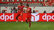 Benjamin Pavard (vpravo) a Lucas Hernández z Bayernu oslavují gól na h�i�ti...
