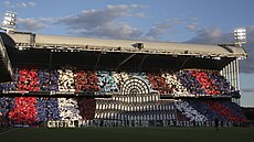 Parádní choreografie fanouk Crystal Palace ped startem Premier League.