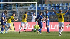 Momentka z utkání Jihlava (žlutá) vs. Olomouc B. Domácí hráči oslavují gól.