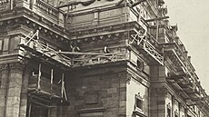 Dokonovací práce na stavb Národního divadla ped poárem v roce 1881
