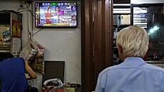 Lidé v Tchaj-peji sledují zpravodajství o cest Nancy Peloisové do Asie. (1....