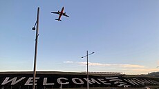 Nápis vítající cestující u letiště v novozélandském Wellingtonu (19. dubna 2021) | na serveru Lidovky.cz | aktuální zprávy