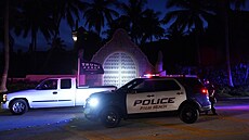 Stoupenec Donalda Trumpa projíždí kolem jeho rezidence ve floridském... | na serveru Lidovky.cz | aktuální zprávy