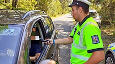 Policisté kontrolují odjí�d�jící náv�t�vníky festivalu v Milovicích. (6. srpna...