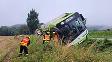 Ti jednotky hasi vyproovaly elektroautobus z píkopu na Frýdecko-Místecku....