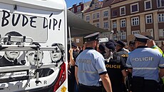Policisté dohlížejí na situaci na mítinku Andreje Babiše v Táboře. (4. srpna...