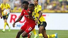 Obránce Bayeru Leverkusen Edmond Tapsoba v souboji s útoníkem Youssoufou...