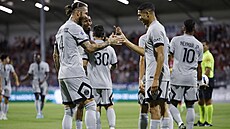 Hrá�i Paris St. Germain Achraf Hakimi a Sergio Ramos slaví druhý gól svého týmu...