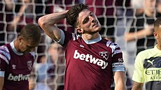 Kapitán West Hamu Declan Rice v zápase anglické Premier League proti...