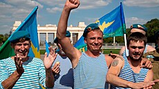 Lidé v Moskv slaví Den výsadka. (2. srpna 2022)