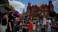 Lidé na kvtinovém festivalu v centru Moskvy. (1. srpna 2022)