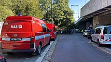 Slo�ky IZS zasahují na míst� no�ního po�áru v podzemních gará�ích ve Wilsonov�...