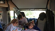 U�ení na cestách. B�hem týdn� na cestách se obytná dodávka m�ní i v malod�ídku,...