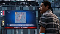 Lidé sledují vojenské cvi�ení �ínské armády u Tchaj-wanu. (4. srpna 2022)