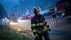 Pratí hasii bhem zásahu v eském výcarsku (5. srpna 2022)