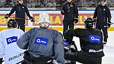 Hrái Sparty naslouchají trenérovi Pavlu Paterovi.