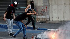 Palestinec gestikuluje bhem stet proti izraelským úderm v Gaze v Hebronu....