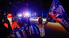 Fanoušci bývalého prezidenta Donalda Trumpa stojící před jeho rezidencí na... | na serveru Lidovky.cz | aktuální zprávy