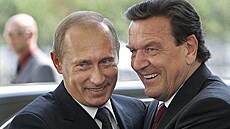 Tehdejí nmecký kanclé Gerhard Schröder a ruský prezident Vladimir Putin v...