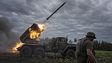 Ukrajinský MSLR BM-21 „Grad“ střílí směrem k ruským pozicím na frontě v...