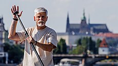 Prezidentský kandidát Petr Pavel si vyjel na paddle boardech po Vltav. (3....