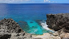 Na ostrov� Minami Daitó d�ima sice nejsou plá�e, ale krásy pob�e�í vám to...