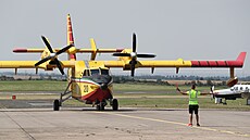 Na letit Vodochody kolem poledne dorazila z Itálie dv letadla Canadair. (5....