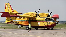 Na letit Vodochody kolem poledne dorazila z Itálie dv letadla Canadair. (5....