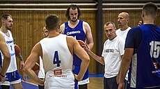 Čeští basketbalisté poslouchají pokyny trenéra Ronena Ginzburga během...