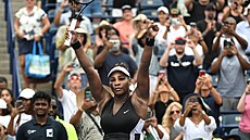 Americká tenistka Serena Williamsová slaví výhru v prvním kole turnaje v...