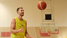 Rodilý Kanaan s eským obanstvím James Karnik na tréninku basketbalové...