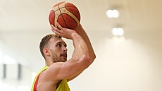 Rodilý Kanaan s eským obanstvím James Karnik na tréninku basketbalové...