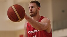 Rodilý Kanaďan s českým občanstvím James Karnik na tréninku basketbalové...