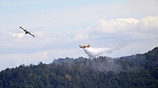 Italské požární speciální letouny Canadair jsou v sobotu v akci od půl...