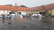 Anenskou pouť v Horoměřicích u Prahy překazil downburst. (23. července 2022)