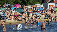 Lidé hledali 4. srpna 2022 ochlazení v lipenské nádrži. Snímek je z pláže v... | na serveru Lidovky.cz | aktuální zprávy