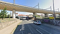 Zdrogovaný mu� sed�l na mostu nad Trocnovskou ulicí na pra�ském �i�kov�.(1....