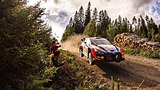 Estonec Ott Tänak letí po trati finské rallye.
