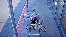 Zlodj bhem pl minuty petípl zámek a odjel na ukradeném kole.