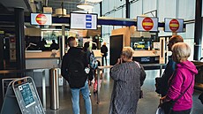 Ruští turisté čekají na finském hraničním přechodu Nuijamaa na pasovou... | na serveru Lidovky.cz | aktuální zprávy