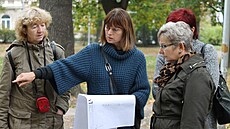 Brnnská zahradní architektka a krajináka Eva Wagnerová (uprosted) navrhuje...
