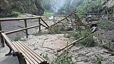 V horním p�ístavi�ti Edmundovy sout�sky z�stala stát historicky hodnotná...