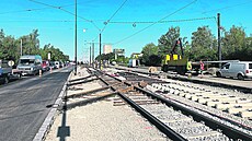 Nájezd na �ernokosteleckou a sjezd z ní se vzájemn� k�í�í.