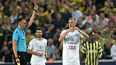 Portugalský sudí Pinheiro ukazuje �ervenou kartu Stanislavu Hofmannovi ze...